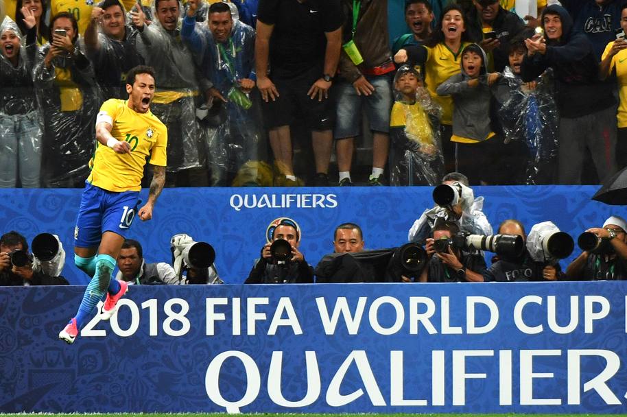 Neymar segna (regalando la qualificazione al Brasile per Russia 2018) e i tifosi ringraziano (Afp)